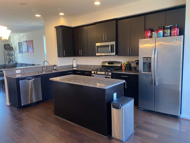 Foto del edificio - Beautiful 3 Bedroom Townhome in Glen Burnie!