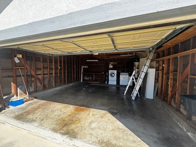 Building Photo - Single family home located in desirable Yo...