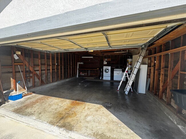 Foto del edificio - Single family home located in desirable Yorba Linda neighborhood! SMALL/MEDIUM DOGS OK!