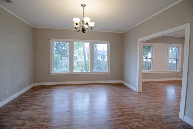 Formal Dining Room - 203 S Avenue B