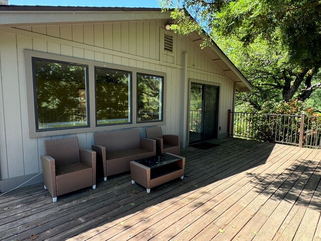 Foto del edificio - Scenic North Auburn Living – 1 bedroom 2-S...