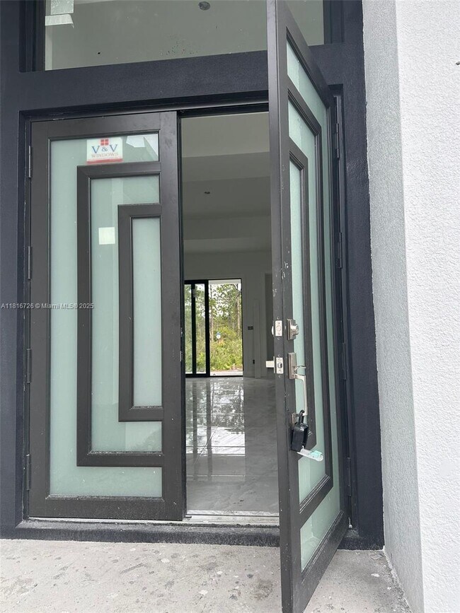 Foto del edificio - 815 Anaconda Ave S