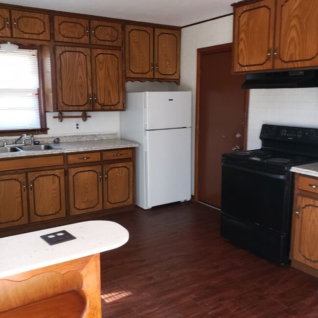 Building Photo - Well Kept Two Bed Room