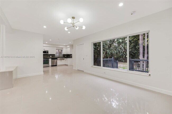Foto del edificio - 12885 Griffing Blvd