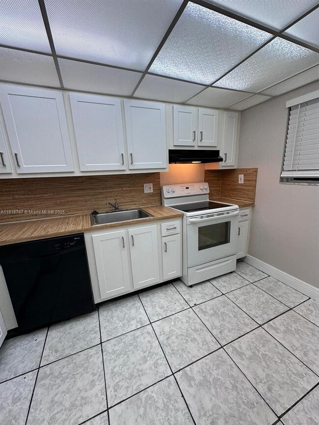 Foto del edificio - 3390 Foxcroft Rd
