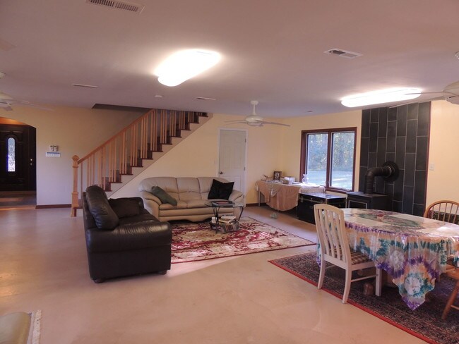 Building Photo - 2066 Evans Creek Rd