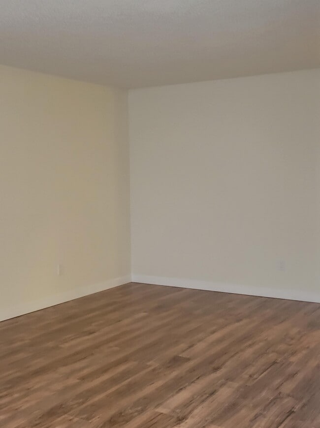 Building Photo - 1909-1909 Salton Rd