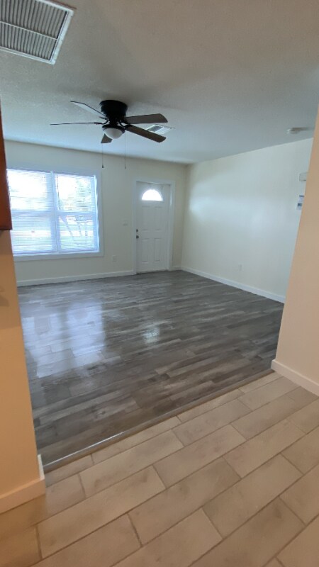 Foto del edificio - 5037 Bullard St