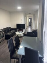 Building Photo - 4827 Rue Saint-Urbain