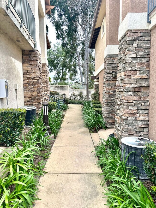 Foto del edificio - Available Now! Upgraded 2-Story, 2 Bed, 2 ...