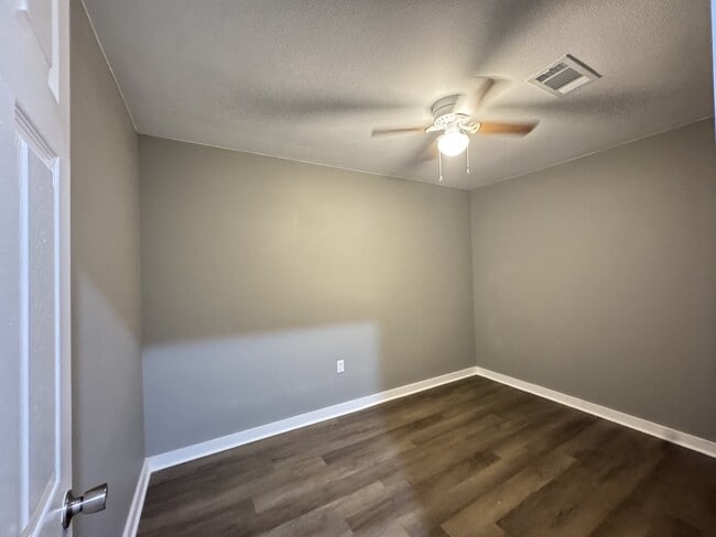 Building Photo - 135 Rosewood Dr