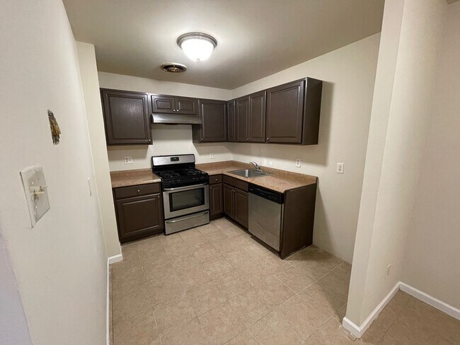 Foto del edificio - 2 BED 1 BATH 1ST FLOOR APARTMENT