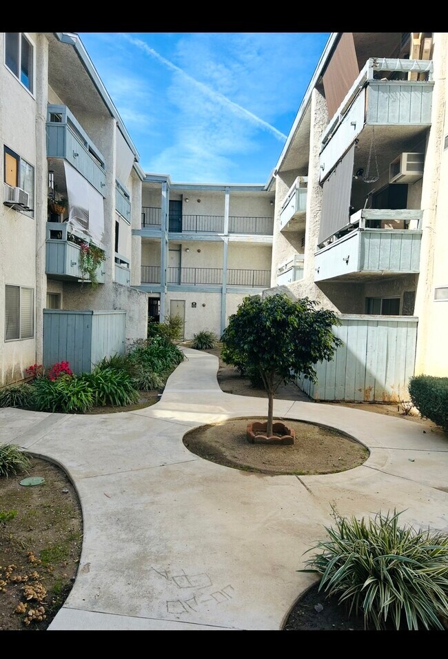 Foto del edificio - 21800 Schoenborn St