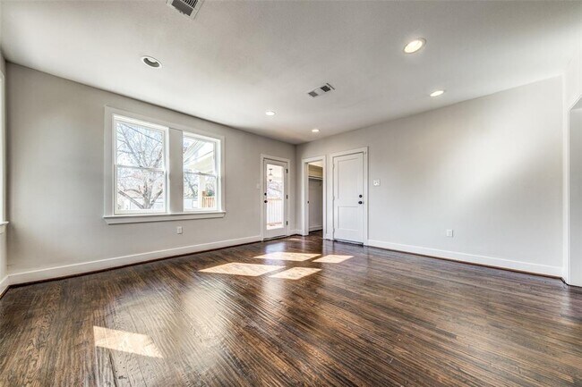 Building Photo - 520 N Prairie Ave