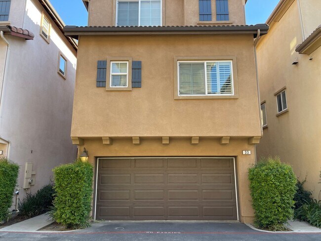 Foto del edificio - 3 bedroom + 4 bath Townhouse in Lake Balboa