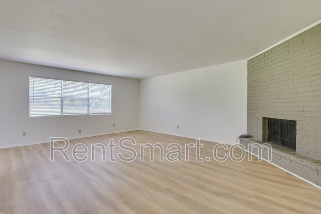 Building Photo - 4315 Parkwood Dr