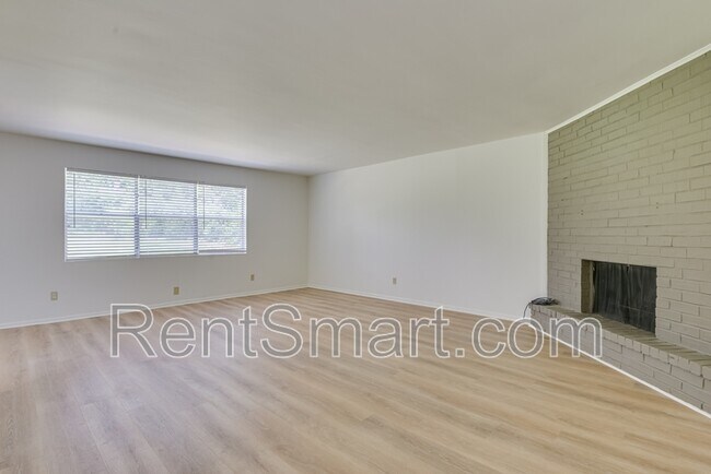 Foto del edificio - 4315 Parkwood Dr