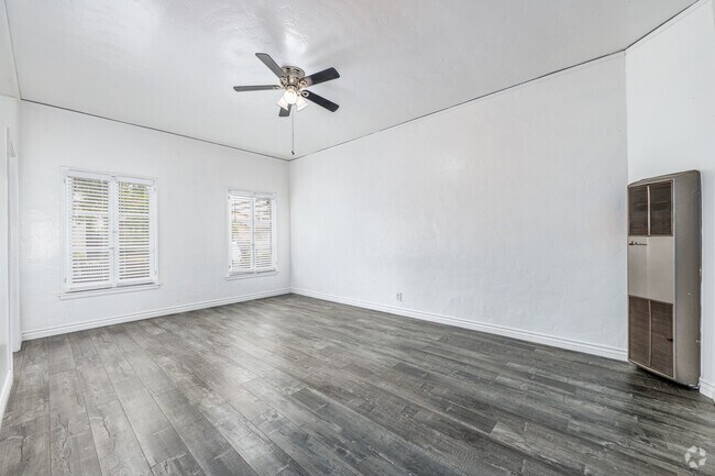 1 dormitorio, 1 baño - 700 pies cuadrados - Sala de estar - 323 E Lomita Ave