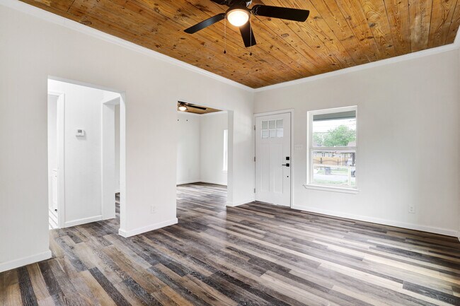 Building Photo - 511 W Ridgewood Ct