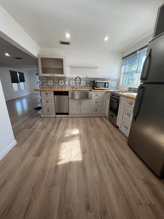 Building Photo - 728 Talladega St