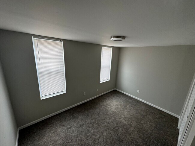 Building Photo - Fully Renovated 3-Bedroom Townhome in Brew...