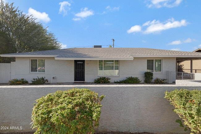 Building Photo - 607 E Encanto Dr