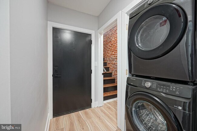 Building Photo - 323 S 51st St