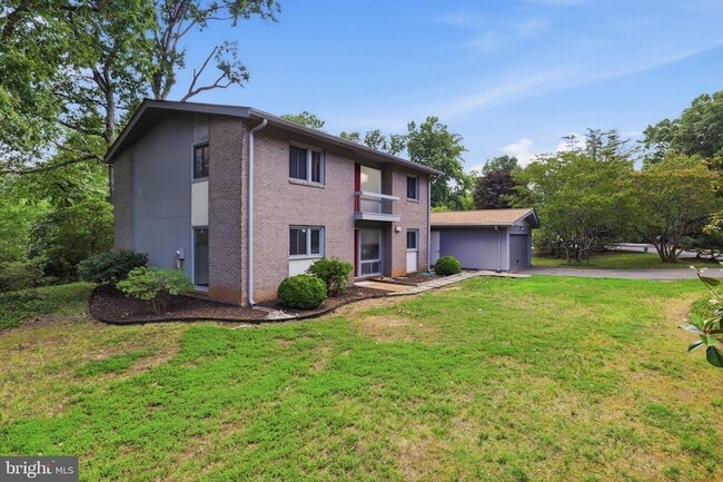 Building Photo - 8804 Mansion Farm Pl