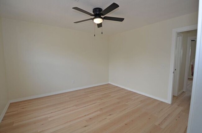 Building Photo - 2 BED 1.5 BATH TOWNHOUSE -WARR ACRES