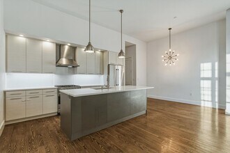 Building Photo - 304 Pavonia Ave