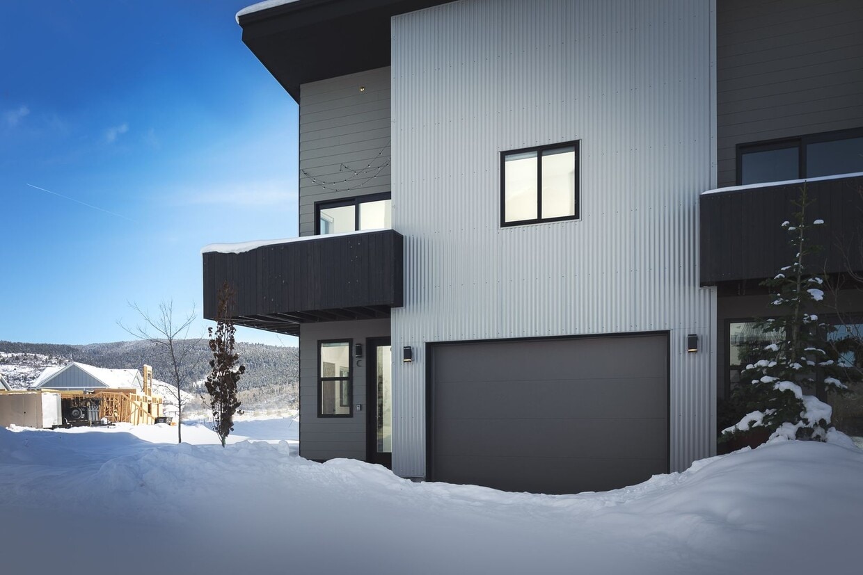 Primary Photo - Fully Furnished - 2 bedroom / 2.5 unit in ...
