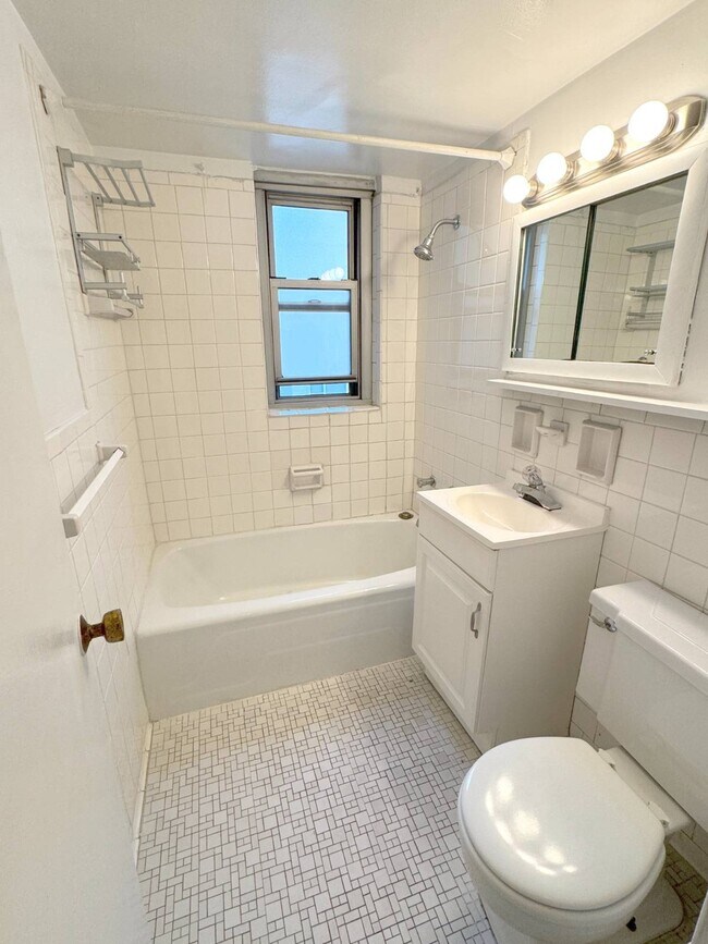 Foto del edificio - 330 E 49th St
