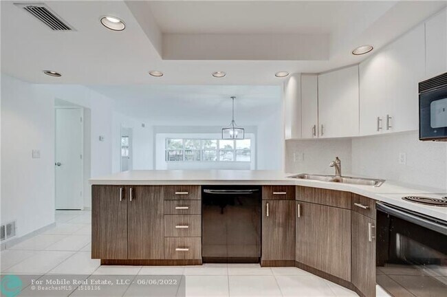 Foto del edificio - 3121 NE 51st St