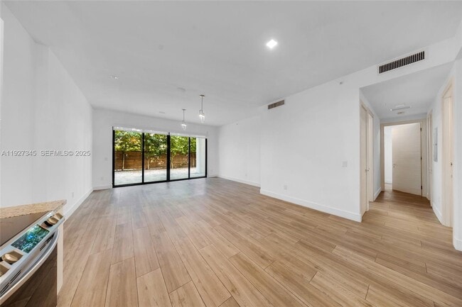 Foto del edificio - 3265 Bird Ave