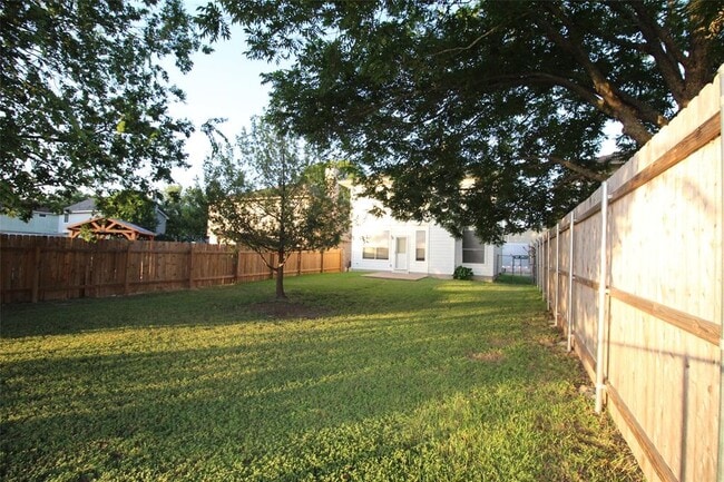 Foto del edificio - 8622 Piney Creek Bend