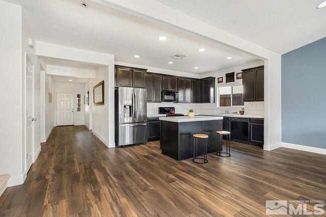 Building Photo - Luxurious 4 bedroom 3 bath family home in ...
