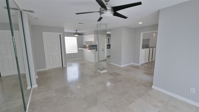 Foto del edificio - 8003 Oakwood Forest Dr