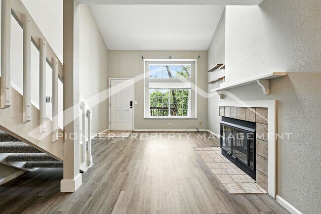 Building Photo - Spacious Condo with Washer/Dryer and Centr...