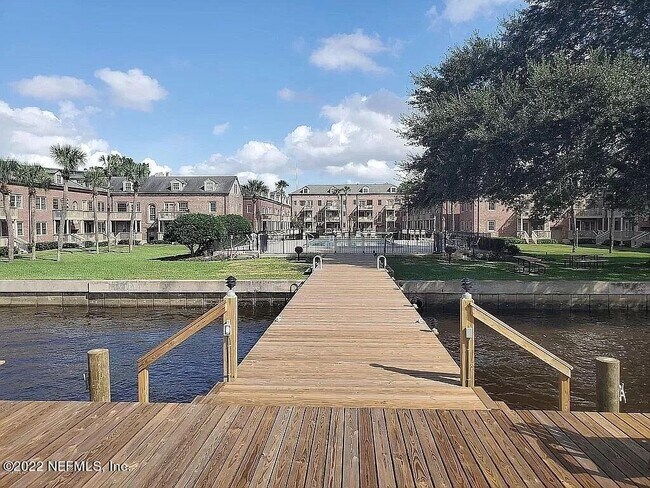 Foto del edificio - 842 Cedar St
