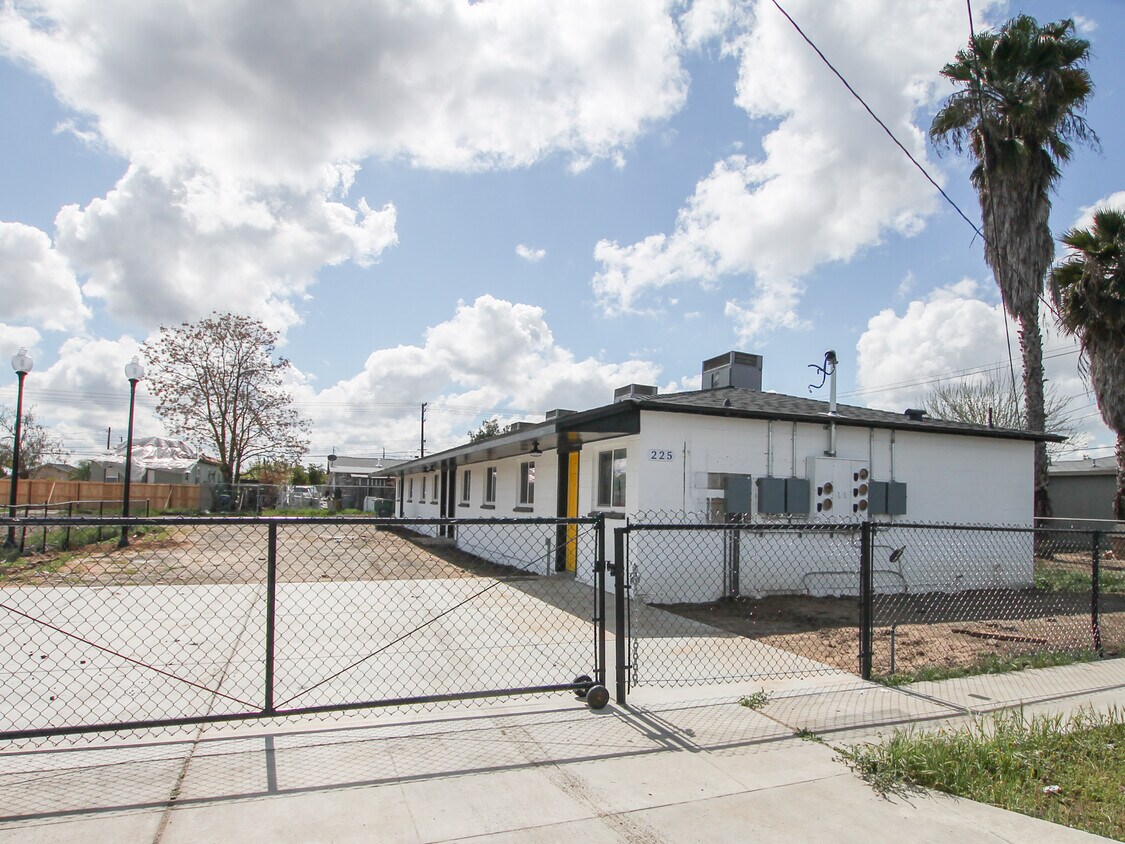 Primary Photo - 215 W Lorena Ave