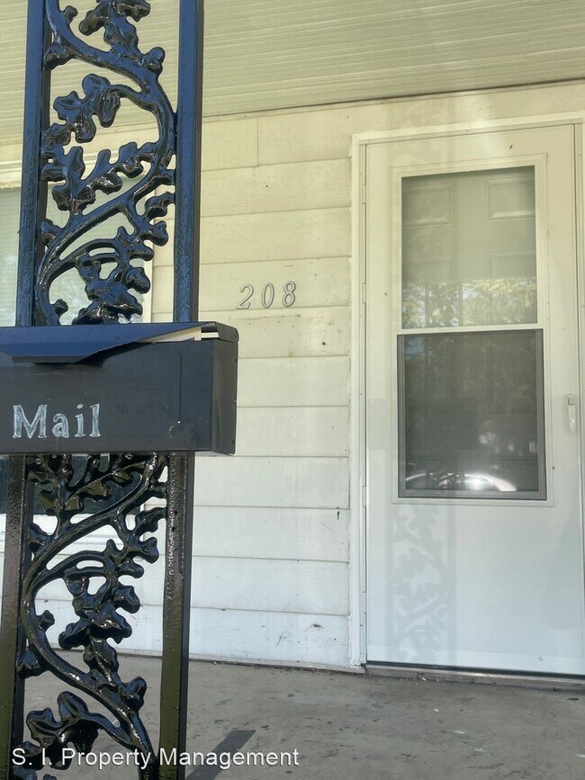 2 br, 1 bath House 208 E Reed House Rental in Benton, IL