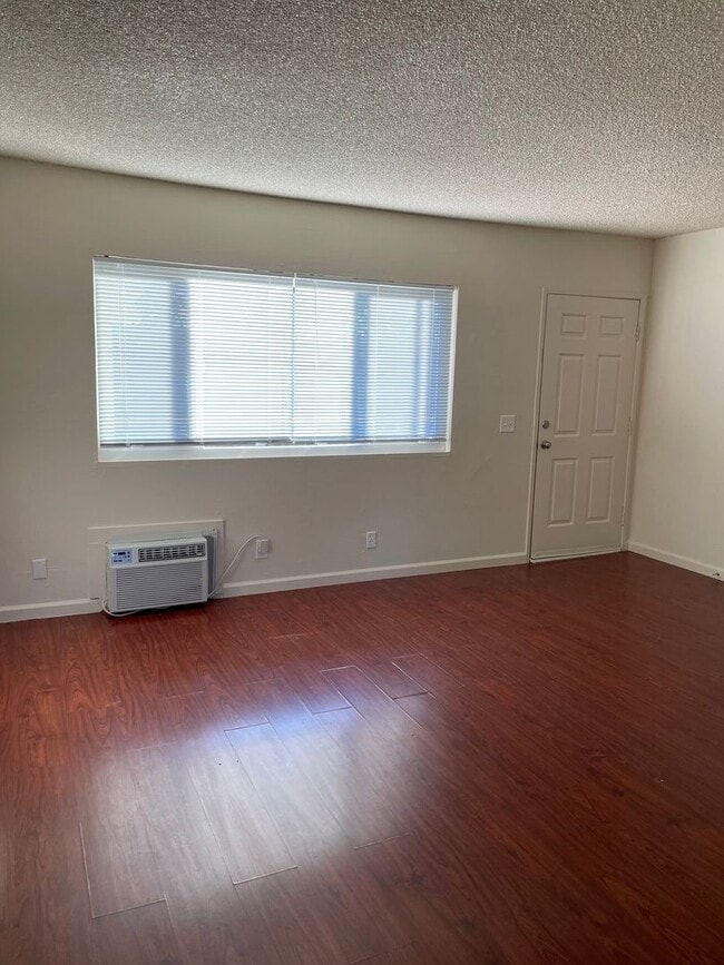 Building Photo - 2 BED/1 BATH - END UNIT WITH CITY VIEW & PET FRIENDLY