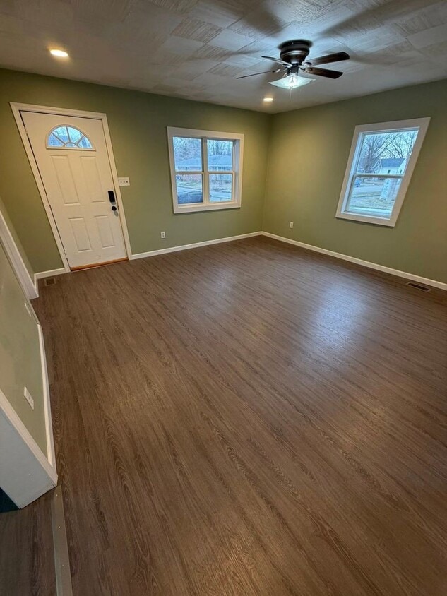 Building Photo - 3BR 1BA Large Detached Garage