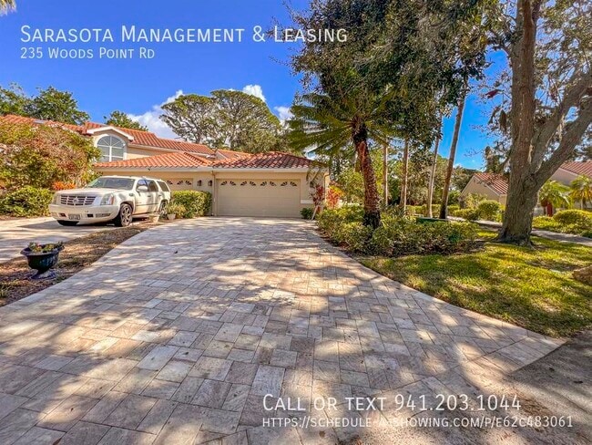 Building Photo - Updated 3 Bed 2 Bath Villa with Screened P...