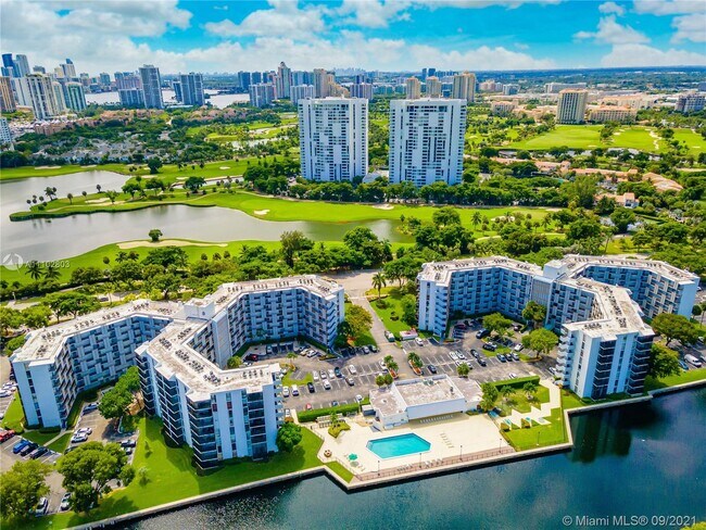 Building Photo - 3401 N Country Club Dr