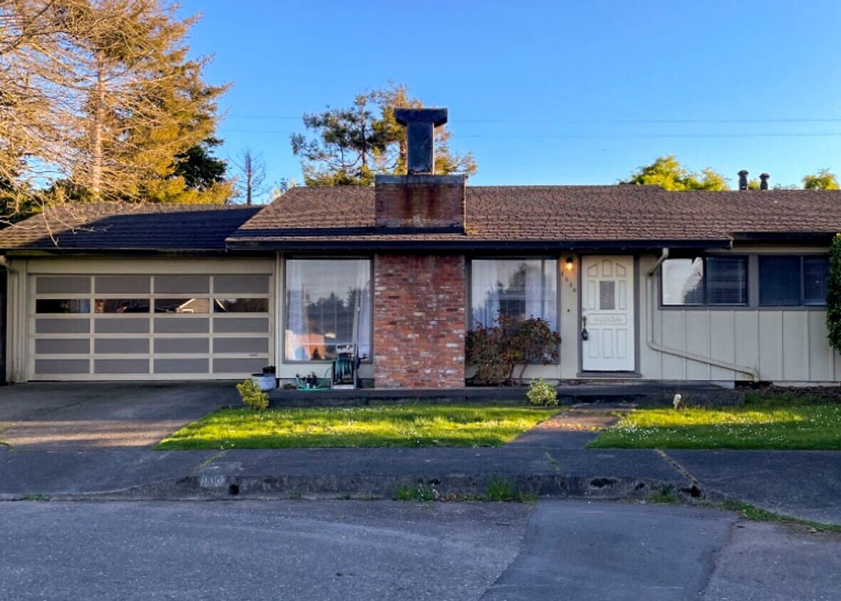 Primary Photo - This pet-friendly home has an extra large ...