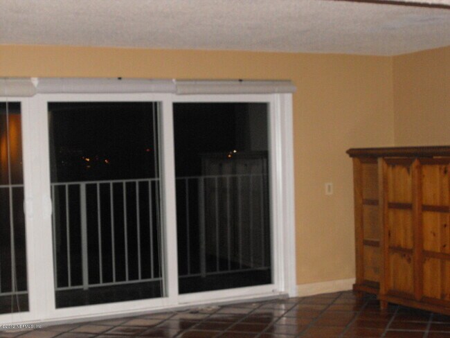 Foto del edificio - 1565 Le Baron Ave