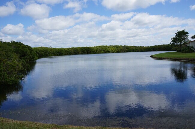 Foto del edificio - 14865 Feather Cove Rd