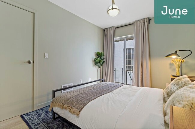 Building Photo - Queen room in 5-bed/3.5-bath Home