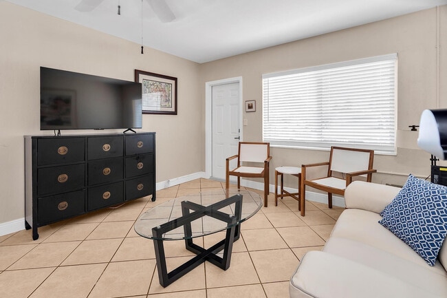 Building Photo - 2109 NE 26th St